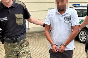 funkcjonariusze SG prowadzą zatrzymanego cudzoziemca funkcjonariusze SG prowadzą zatrzymanego cudzoziemca