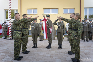 grupa nowych strażników granicznych uroczyście złożyła ślubowanie