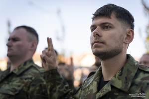 grupa nowych strażników granicznych uroczyście złożyła ślubowanie