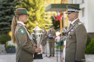 grupa nowych strażników granicznych uroczyście złożyła ślubowanie