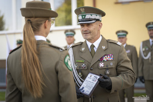 grupa nowych strażników granicznych uroczyście złożyła ślubowanie