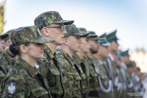 grupa nowych strażników granicznych uroczyście złożyła ślubowanie