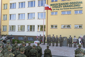 grupa nowych strażników granicznych uroczyście złożyła ślubowanie