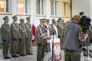 grupa nowych strażników granicznych uroczyście złożyła ślubowanie