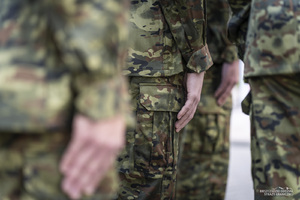 grupa nowych strażników granicznych uroczyście złożyła ślubowanie