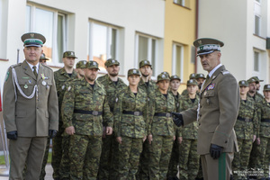 grupa nowych strażników granicznych uroczyście złożyła ślubowanie