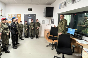 Uczniowie w mundurach z wizytą w BiOSG