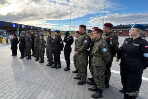 Uczniowie w mundurach z wizytą w BiOSG