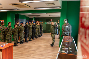 Uczniowie w mundurach z wizytą w BiOSG