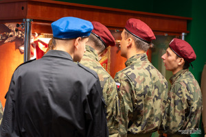 Uczniowie w mundurach z wizytą w BiOSG