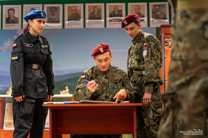 Uczniowie w mundurach z wizytą w BiOSG