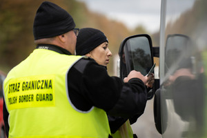 kontrola drogowa. Funkcjonariusze z PSG w Sanoku sprawdzają dokumenty. kontrola drogowa. Funkcjonariusze z PSG w Sanoku sprawdzają dokumenty.