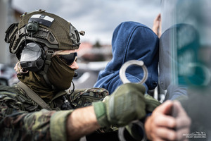 funkcjonariusz SG zakłada kajdanki osobie zatrzymanej (fotografia ilustracyjna) funkcjonariusz SG zakłada kajdanki osobie zatrzymanej (fotografia ilustracyjna)