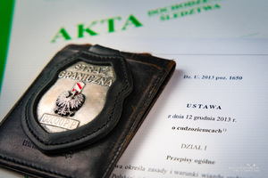 Legitymacja i ustawa o cudzoziemcach fot. ilustracyjna