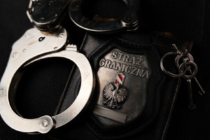 Kajdanki i legitymacja fot. ilustracyjna