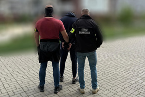 funkcjonariusze wraz z zatrzymanym cudzoziemcem funkcjonariusze wraz z zatrzymanym cudzoziemcem