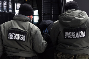 Funkcjonariusze SG z zatrzymanym cudzoziemcem