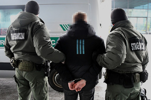 Funkcjonariusze SG z zatrzymanym cudzoziemcem