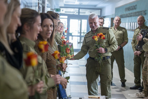 Wręczenie kwiatów funkcjonariuszkom i pracownicom BiOSG