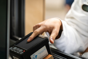 Kontrola na przejściu granicznym, pobranie odcisków palców, fot. ilustracyjna