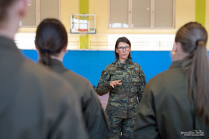 Zajęcia w szkole przeprowadzone przez funkcjonariuszkę BiOSG