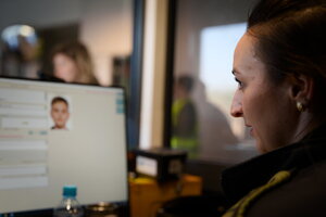 funkcjonariuszka SG podczas odprawy (zdjęcie poglądowe) funkcjonariuszka SG podczas odprawy (zdjęcie poglądowe)