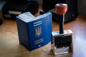 ukraiński paszport oraz stempel polskiej kontroli granicznej ukraiński paszport oraz stempel polskiej kontroli granicznej