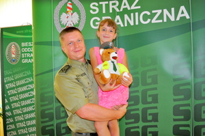 bohater z uratowaną dziewczynką 