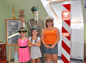 wizyta gości w sali historycznej Bieszczadzkiego Oddziału SG 